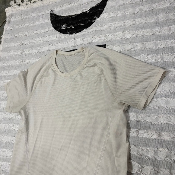 Lululemon Shirt Mens Beige Sz M Tan Metal Vent Tech Outdoor Gym Casual Gorpcore - Picture 5 of 12